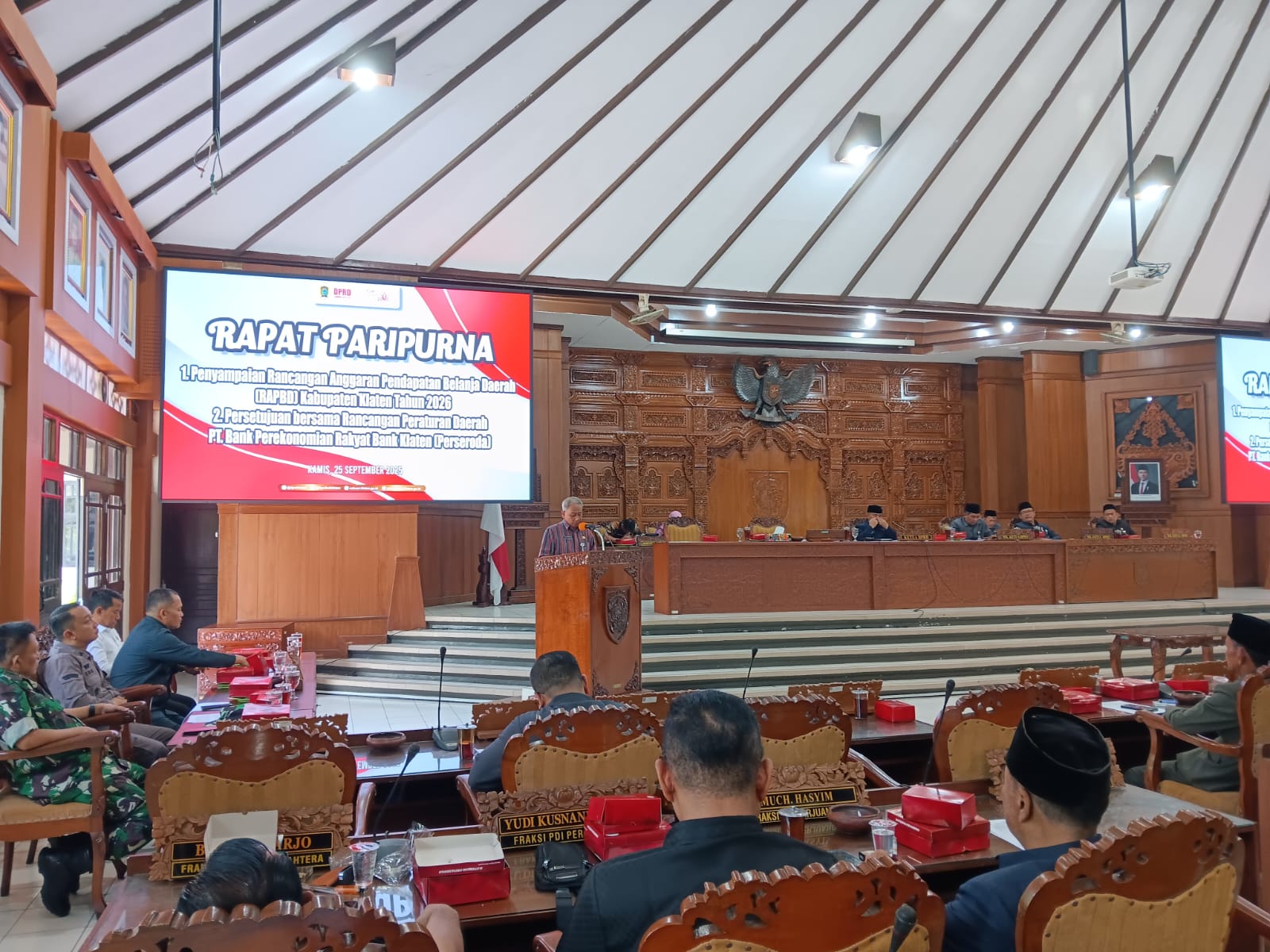 Asisten Perekonomian dan Pembangunan Setda Klaten M. Nasir menyampaikan penjelasan dan pengantar RAPBD 2026 dalam rapat paripurna di DPRD Klaten, Kamis (25/9/2025). (Angga Purenda/Radar Solo)