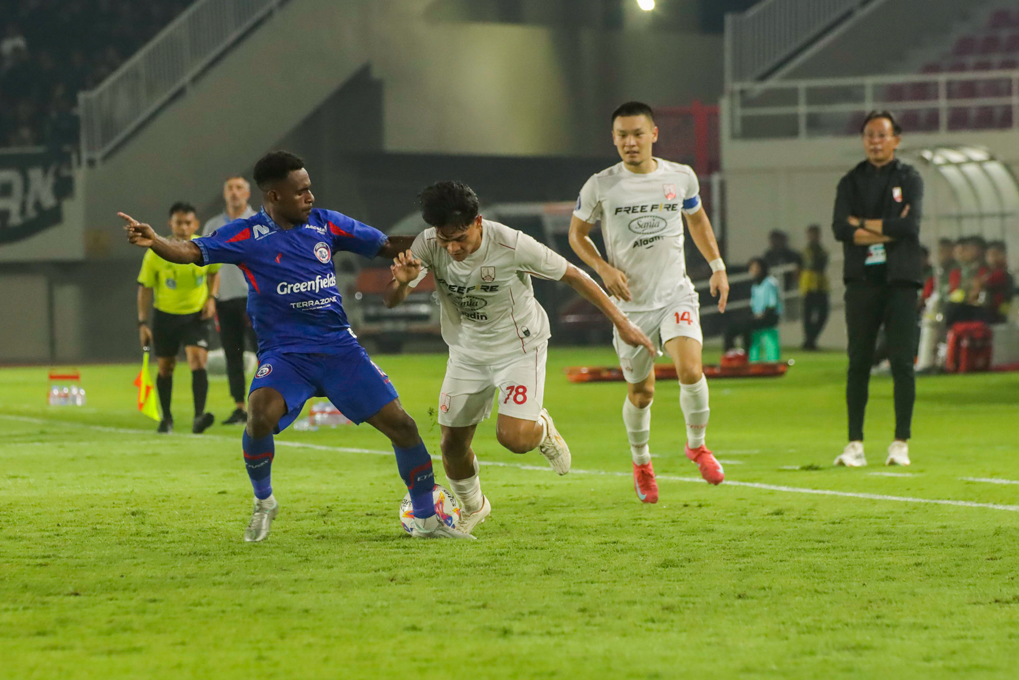 SARAT GENGSI: Pertandingan Persis Solo melawan Arema FC di Stadion Manahan, musim lalu.