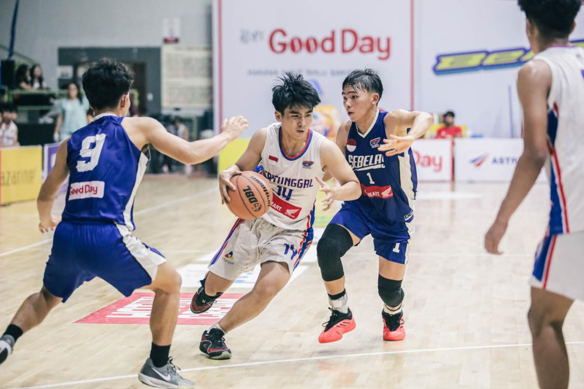 SMAN 11 Semarang bertanding di Honda DBL with Kopi Good Day Central Java-North.