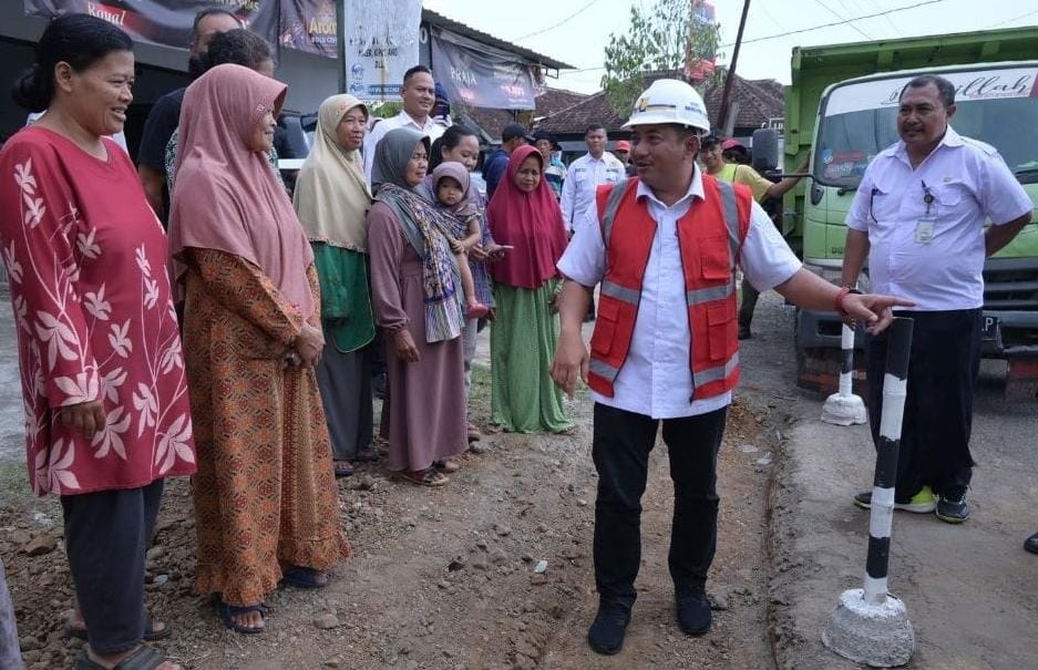 Bupati Karanganyar Rober Christanto saat groundbreaking proyek perbaikan jalan Jumantono-Jumapolo, Rabu (25/9/2025). (Rudi Hartono/Radar Solo)