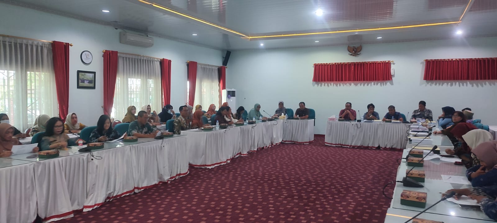 Perwakilan bidan honorer puskesmas Kabupaten Sragen audiensi dengan DPRD Sragen, Kamis (25/9/2025). (Ahmad Khairudin/Radar Solo)