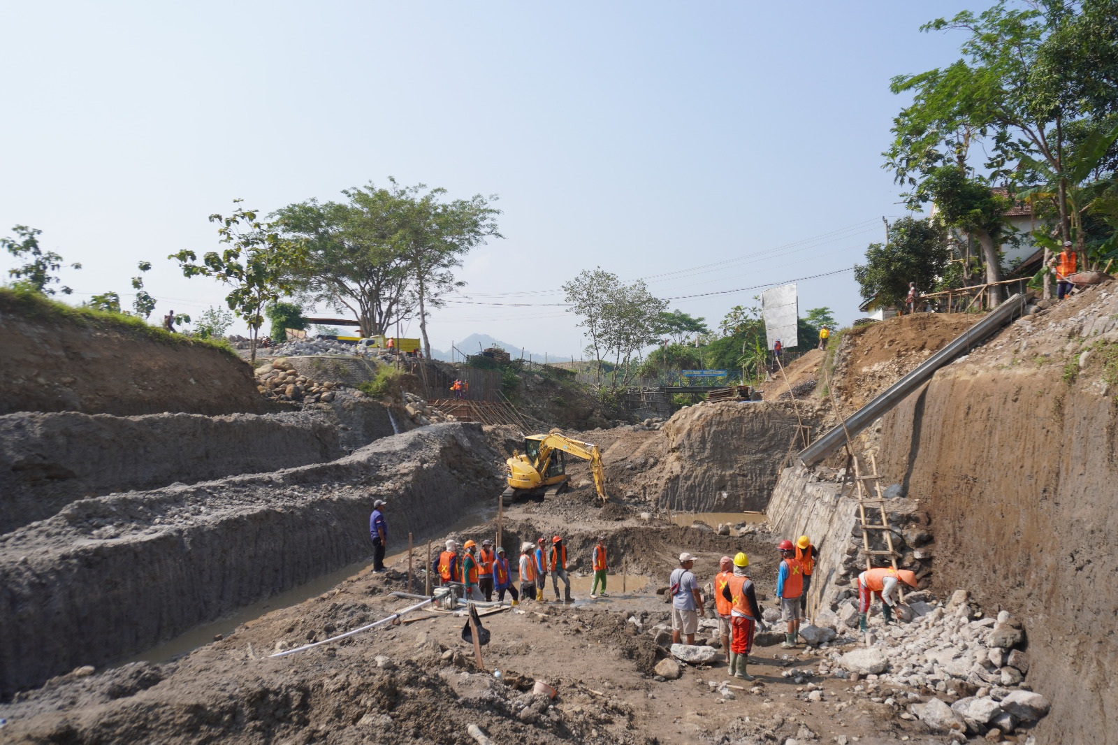Progres pembangunan jembatan Winong di Desa Tunggul, Kecamatan Gondang, Sragen, Kamis (25/9/2025). (Ahmad Khairudin/Radar Solo)