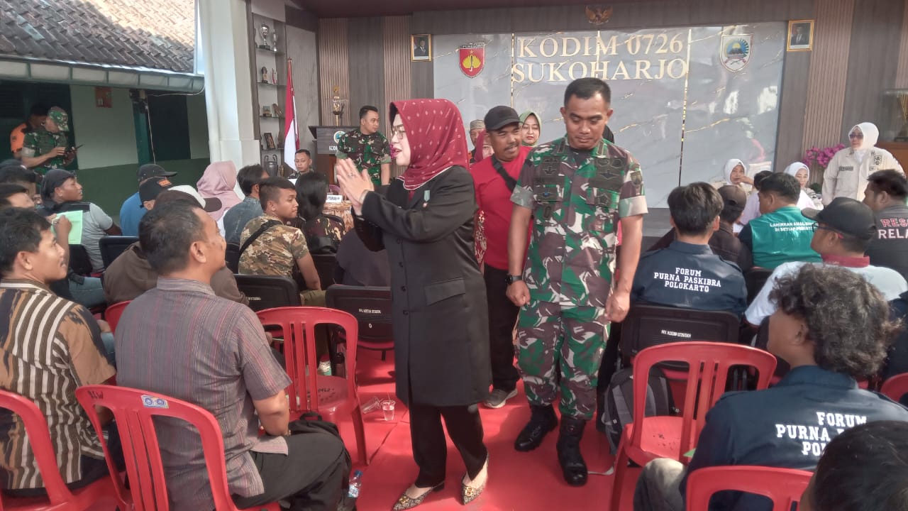 Bupati Sukoharjo Etik Suryani dan Dandim 0726/Sukoharjo Letkol Inf Supri Siswanto saat bakti kesehatan HUT TNI, Kamis (25/9).