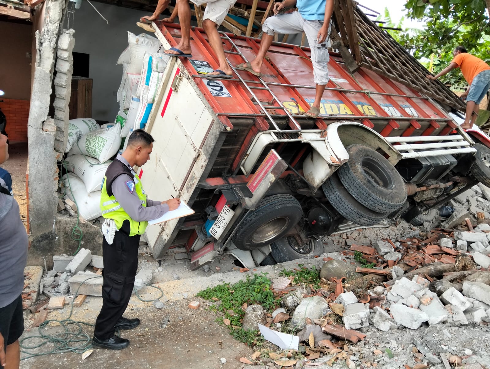 Kecelakaan Maut di Jatisrono, Truk Hantam Pejalan Kaki dan Rumah Warga, Satu Orang Dilaporkan Tewas