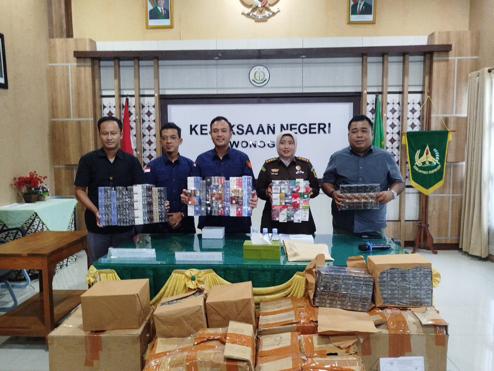 Plt. Kajari Wonogiri Tjut Zelvira Nofani dan jajaran bersama perwakilan Bea Cukai Surakarta menunjukkan barang bukti rokok ilegal di Kantor Kejari Wonogiri Kamis (25/9/2025).