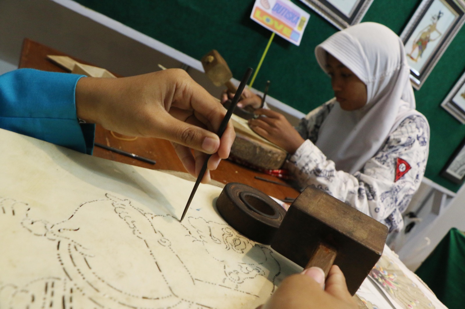 Siswa memahat pola tokoh pewayangan Bagong di ajang Kreasi Anak Sekolah Solo (Kreasso) 2025 yang digelar di Tirtonadi Convention Hall, Kamis (25/9).