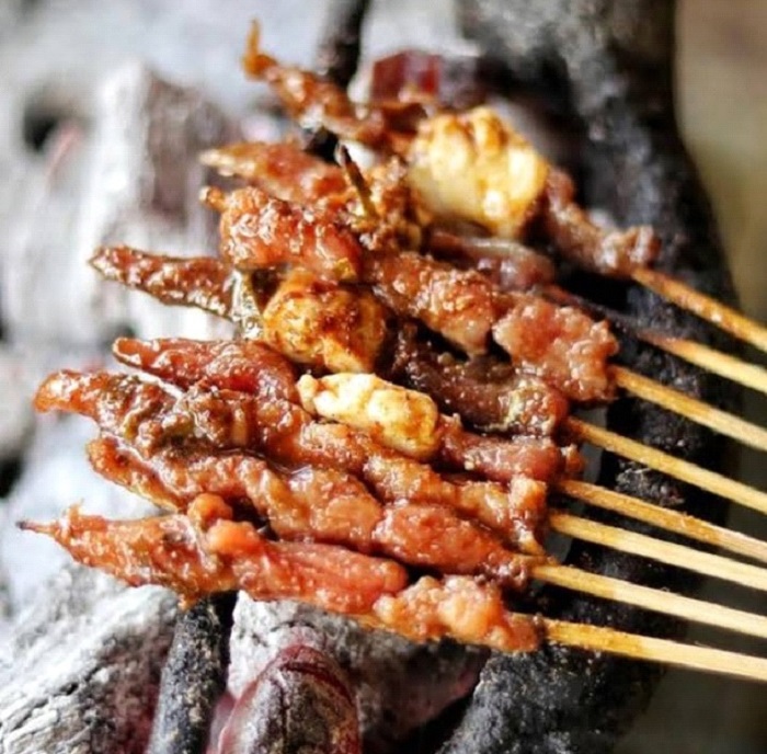 Nikmati sate kambing empuk dan gurih di Solo Raya! Simak 8 rekomendasi warung legendaris dari Surakarta hingga Klaten.