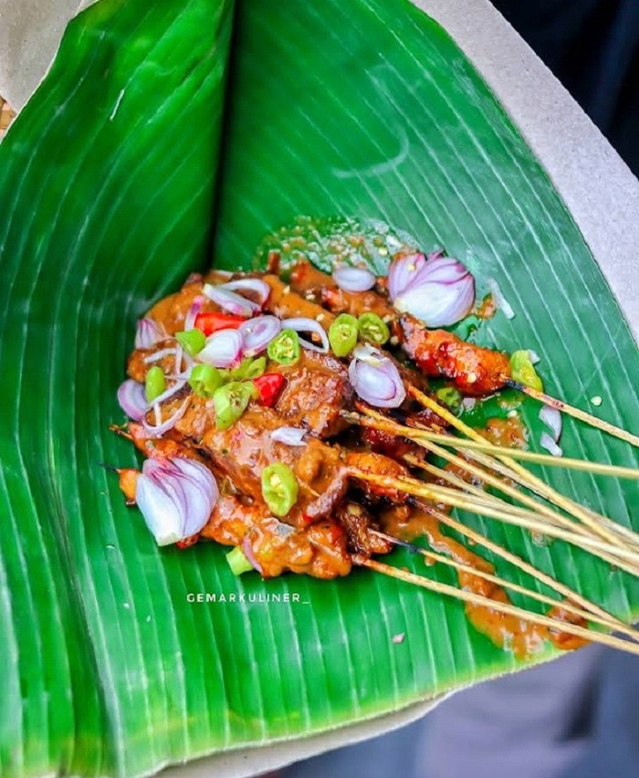 5 sate sapi terenak di Solo Raya yang wajib dicoba! Alternatif kuliner selain sate kambing dengan rasa gurih, manis, dan bumbu meresap.