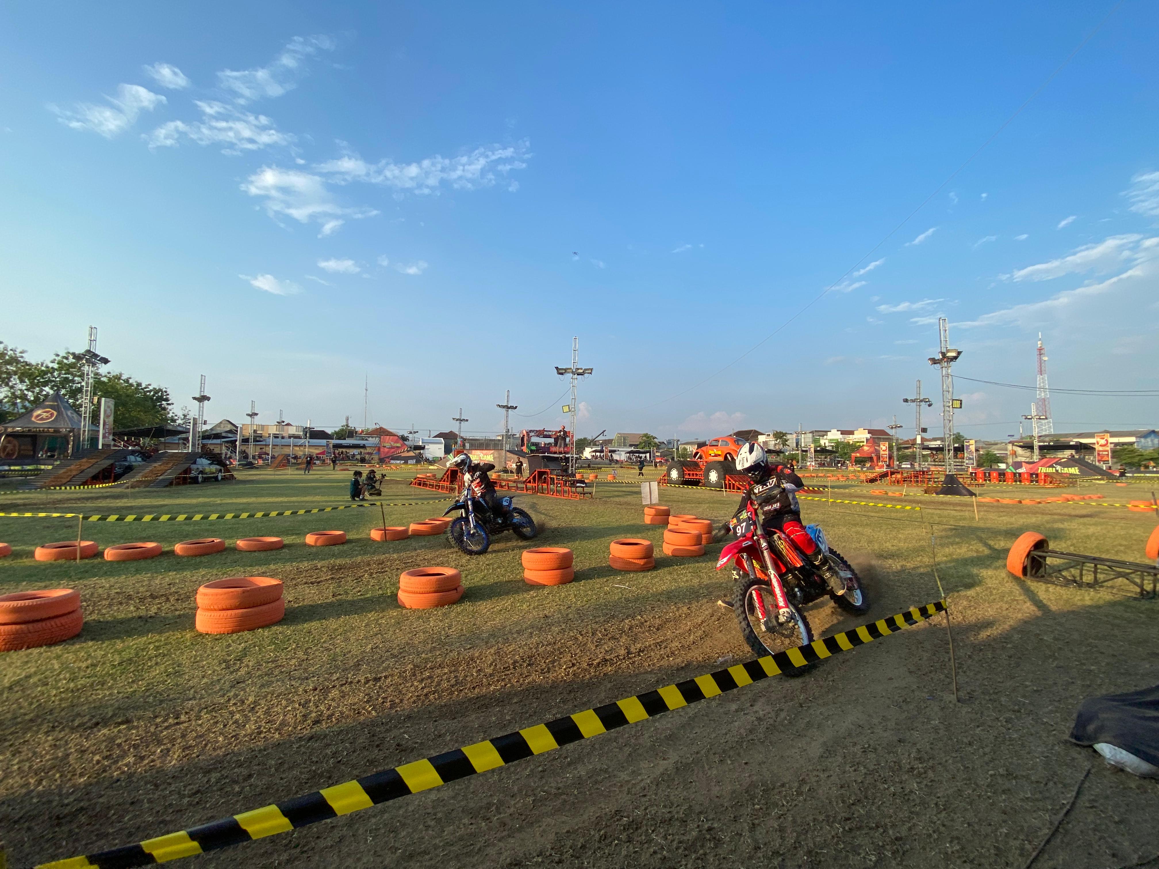 &lrm;ADU CEPAT: Pertarungan crosser nasional dalam Trial Game Dirt (TGD) putaran keempat di Sirkuit Lapangan Gentan, Sukoharjo, Jumat (26/9) sore. &lrm;