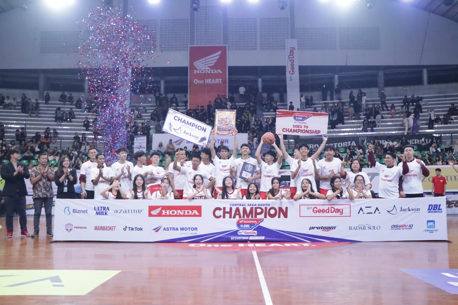MEMBAHAGIAKAN: Tim basket putra SMA Pelita Nusantara Kasih menjadi juara Honda DBL Solo 2025 di Sritex Arena (25/9).