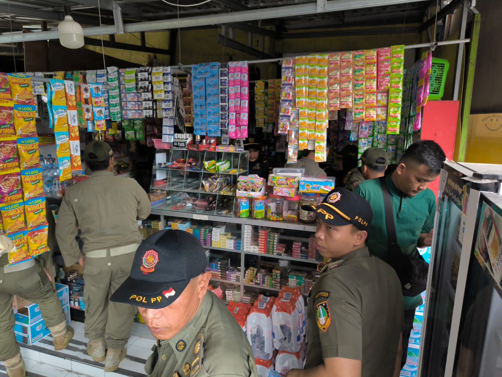 Satpol PP Solo mengecek salah satu tokok kelontong, apakah menjual rokok ilegal atau tidak.