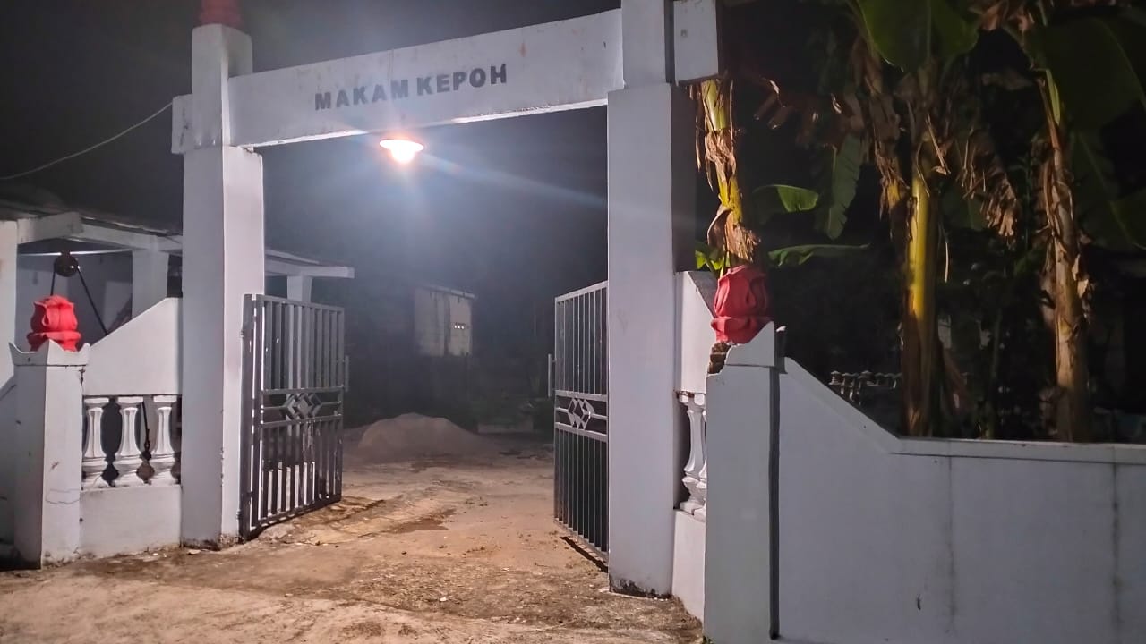 Kompleks Makam Kepoh di Lingkungan Sanggrahan, Kelurahan Joho, Kecamatan/Kabupaten Sukoharjo yang penuh cerita mistis.