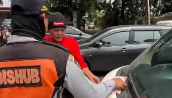 Momen saat Sule kena tilang petugas Dishub DKI.