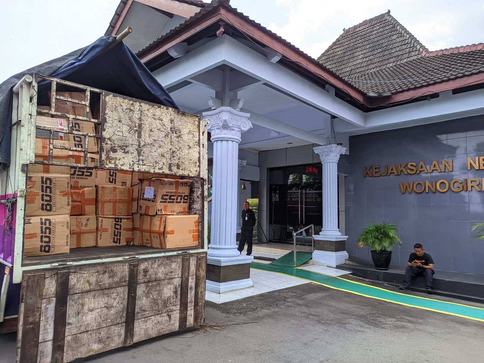 Barang bukti jutaan batang rokok ilegal yang diangkut menggunakan truk dan diamankan Kejari Wonogiri..