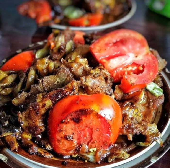 Sate Kambing Pak Manto Solo, Sensasi Tengkleng Rica-Rica & Atraksi Lempar Wajan