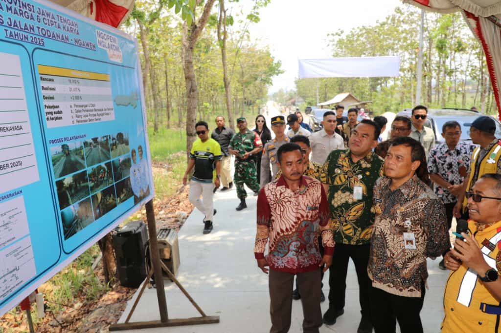 Gubernur Jateng Ahmad Luthfi tinjau langsung perbaikan (preservasi) ruas Jalan Todanan&ndash;Ngawen, Kabupaten Blora, Jumat (26/9/2025).