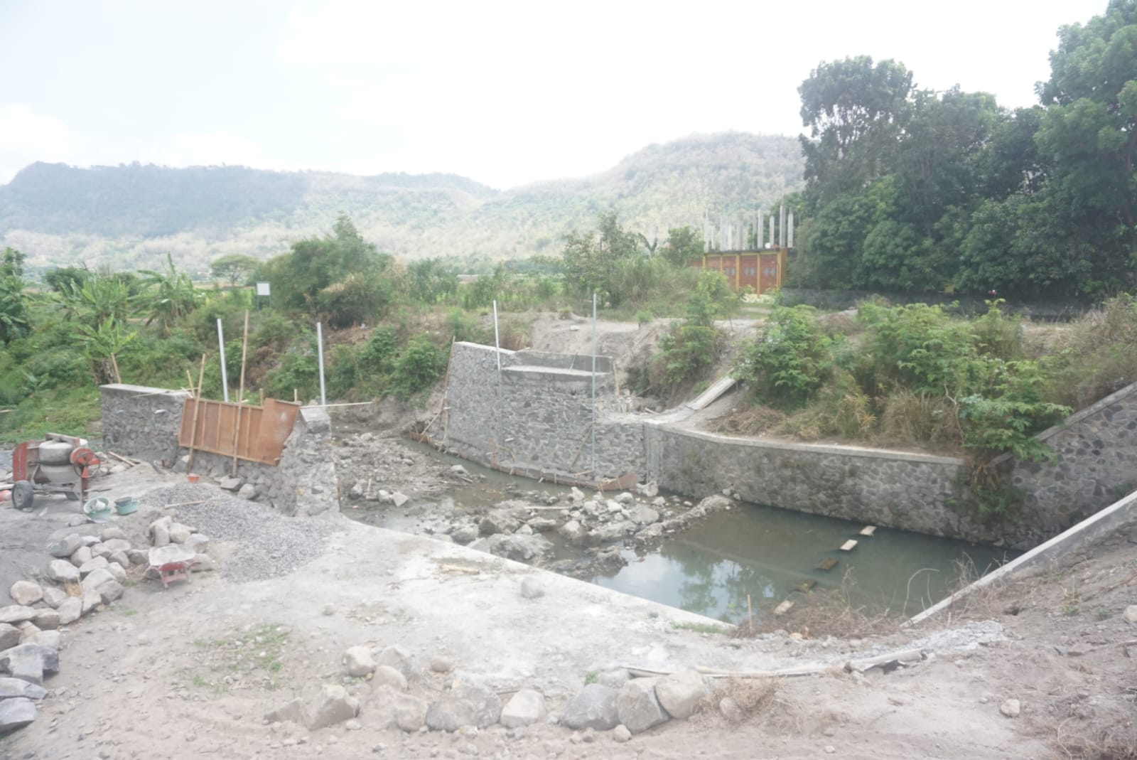 Tahapan pembangunan abutmen jembatan di Desa Cucukan, Kecamatan Prambanan, Klaten