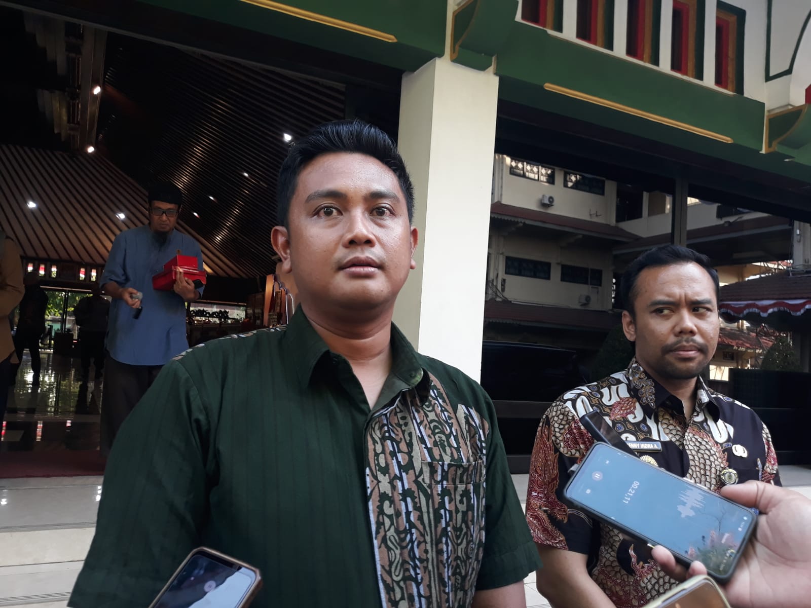 Bupati Klaten Hamenang Wajar Ismoyo seusai memimpin rapat evaluasi terhadap pelaksanaan program MBG