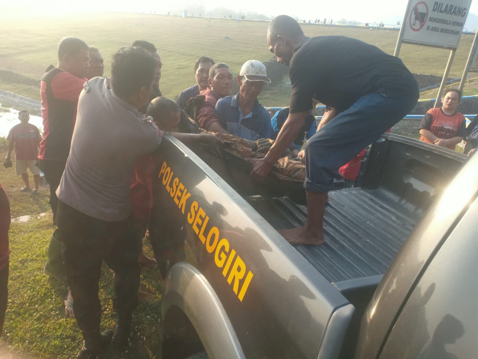 Evakuasi Tri Yatno, 55, warga Desa Singodutan, Kecamatan Selogiri, Wonogiri yang ditemukan meninggal dunia di area Waduk Krisak atau Waduk Tandon, Sabtu (27/9/2025).
