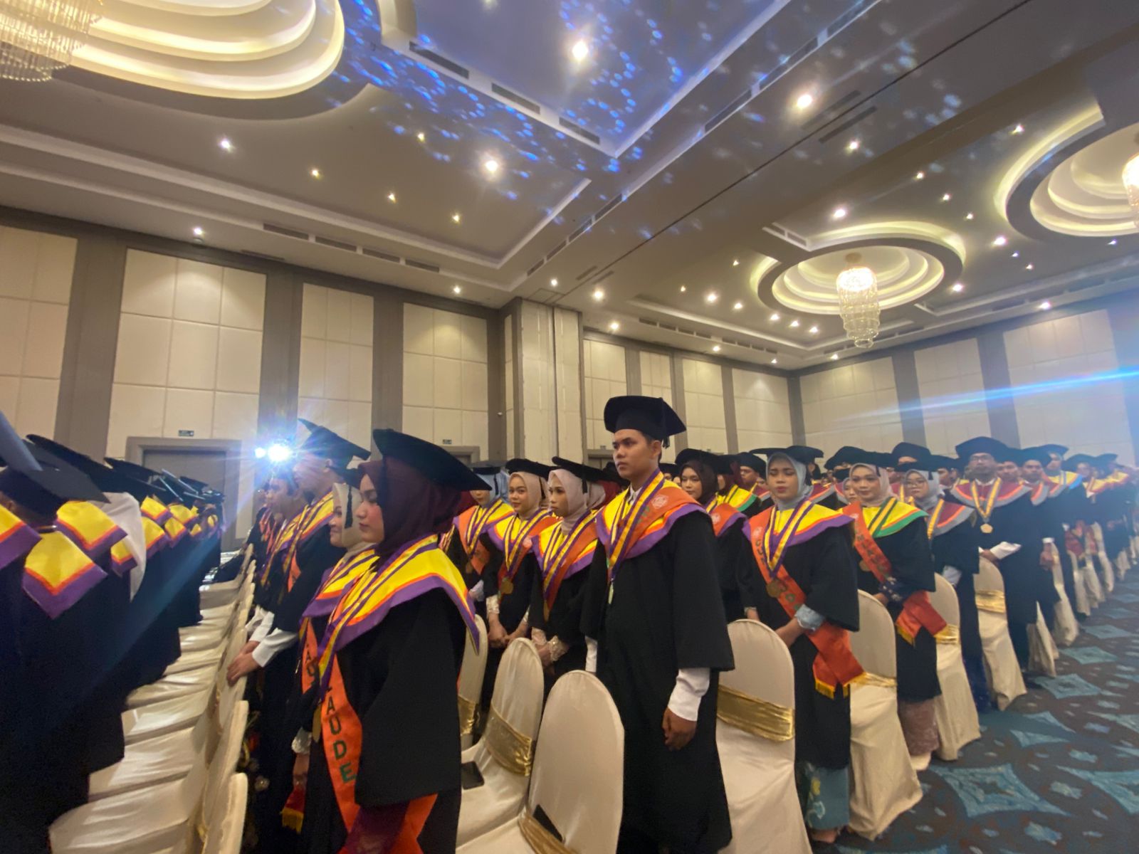 Wisudawan dituntut  meningkatkan, memperdalam, dan memperluas ilmu pengetahuannya.