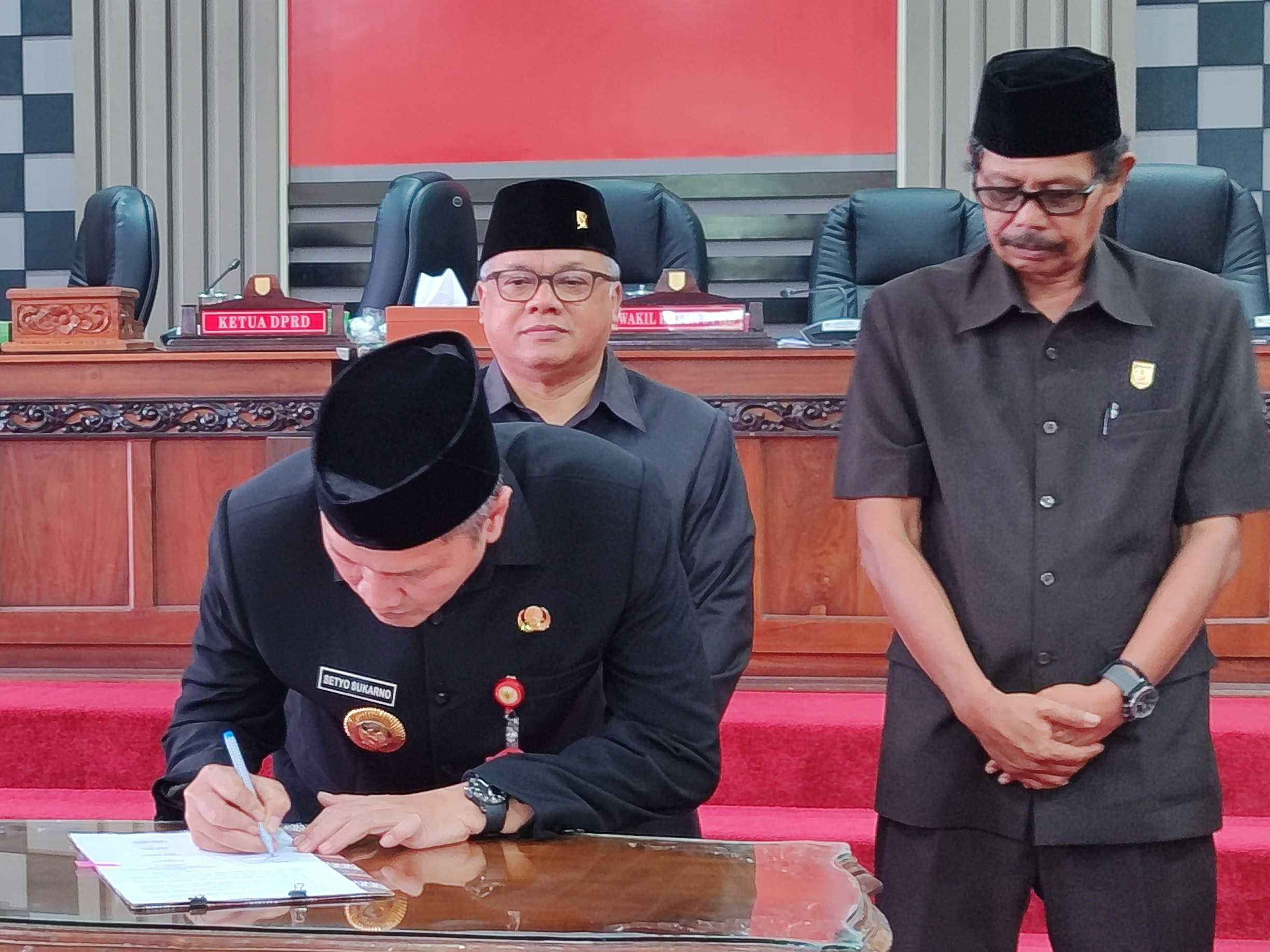 Bupati Setyo Sukarno tanda tangani berita acara persetujuan bersama raperda.
