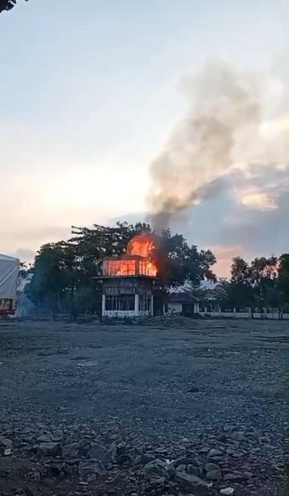 Kebakaran di terminal lama Wonogiri, Minggu (28/9/2025).