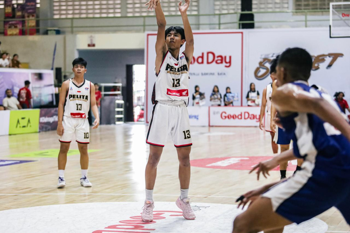 Bintang SMA PNK Solo Maxellian Radika (nomor punggung 13) saat melakukan free throw di Honda DBL with Kopi Good Day 2025 Central Java Championship &lrm;