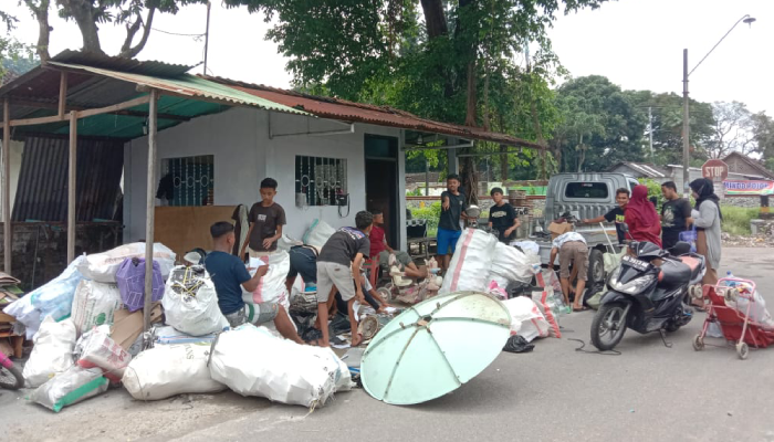 Para pemuda di Solo antusias memilah sampah di bank sampah, untuk disulap menjadi tabungan emas Pegadaian.