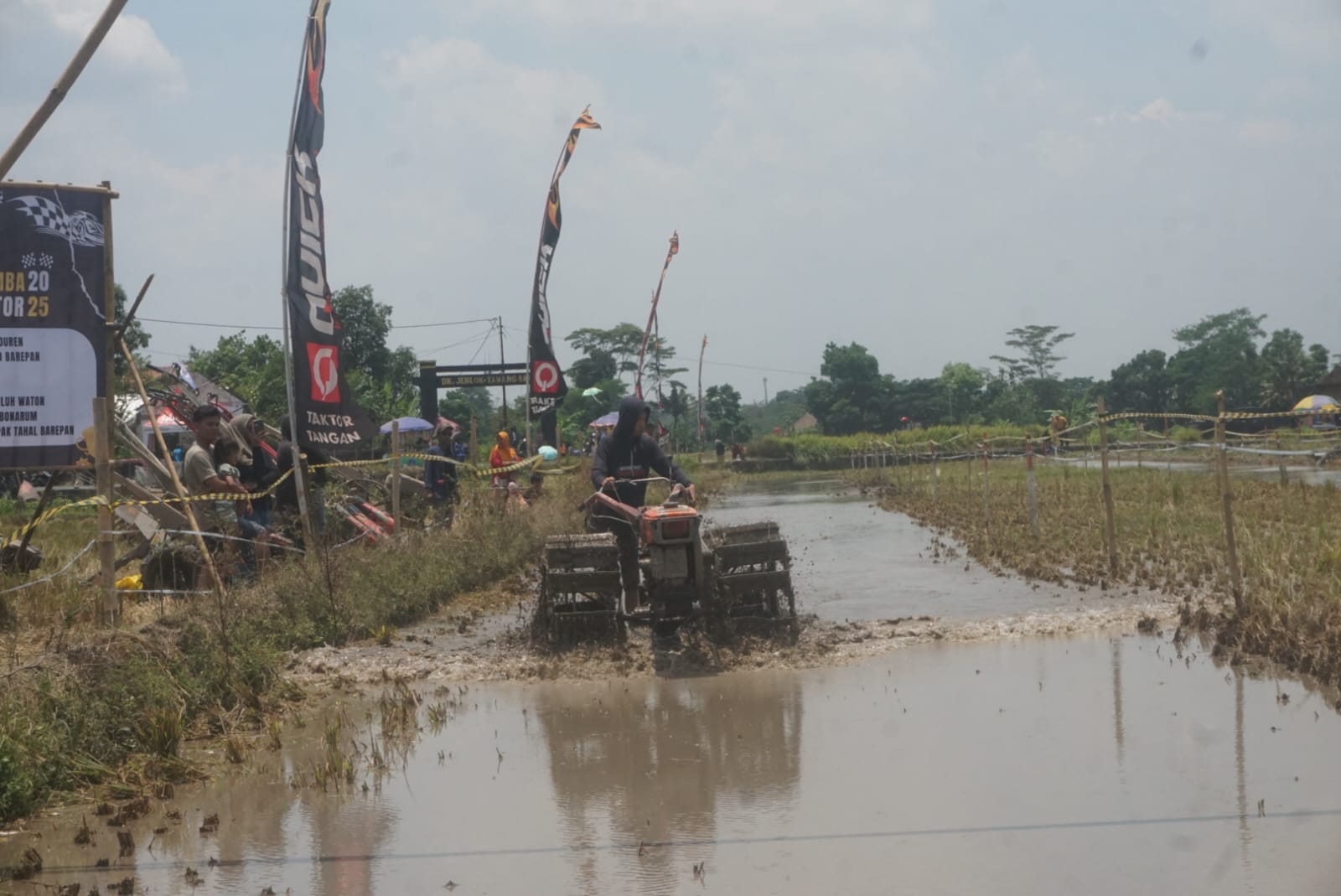 Peserta lomba balap traktor di Dusun Bakal, Desa Karangduren, Kecamatan Kebonarum, Klaten, Minggu (28/9/2025). (Angga Purenda/Radar Solo)