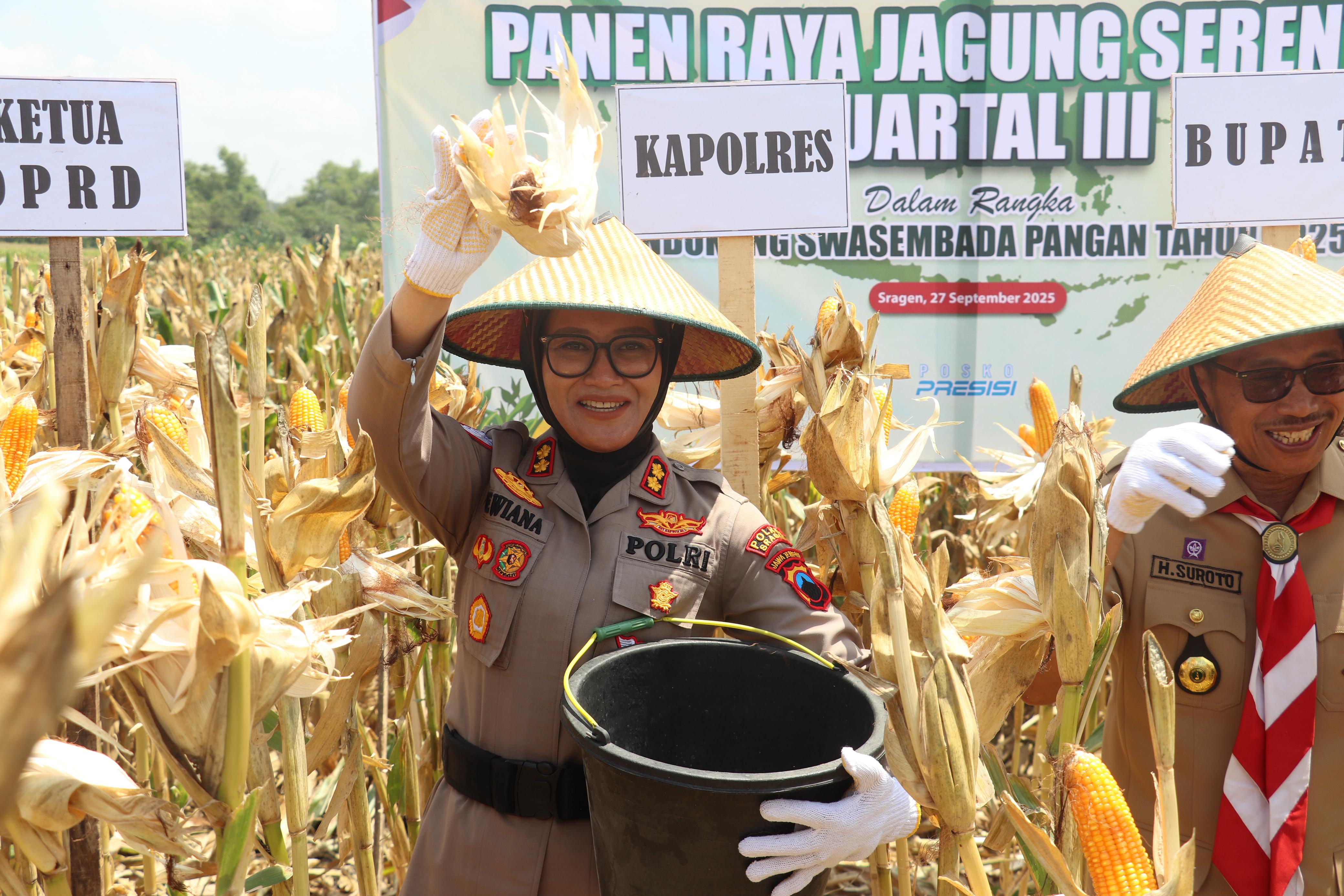 Kapolres Sragen AKBP Dewiana Syamsu Indyasari tunjukkan hasil panen jagung. (Ahmad Khairudin/Radar Solo)