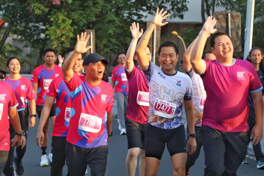 Gubernur Jateng Ahmad Luthfi (bertopi) menyapa masyarakat dalam gelaran Solo Run Fest 2025 di Solo, Minggu (28/9/2025).