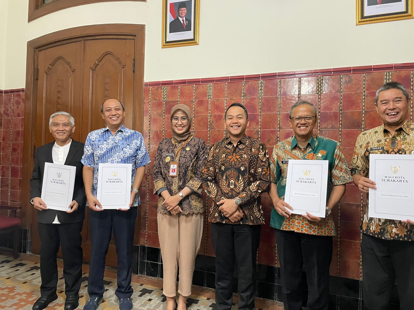 Tim Pansel lelang JPTP yang diketuai Sekda Solo Budi Murtono (dua dari kanan) bersama Walikota-Wakil Walikota Solo Respati Ardi-Astrid Widayani.