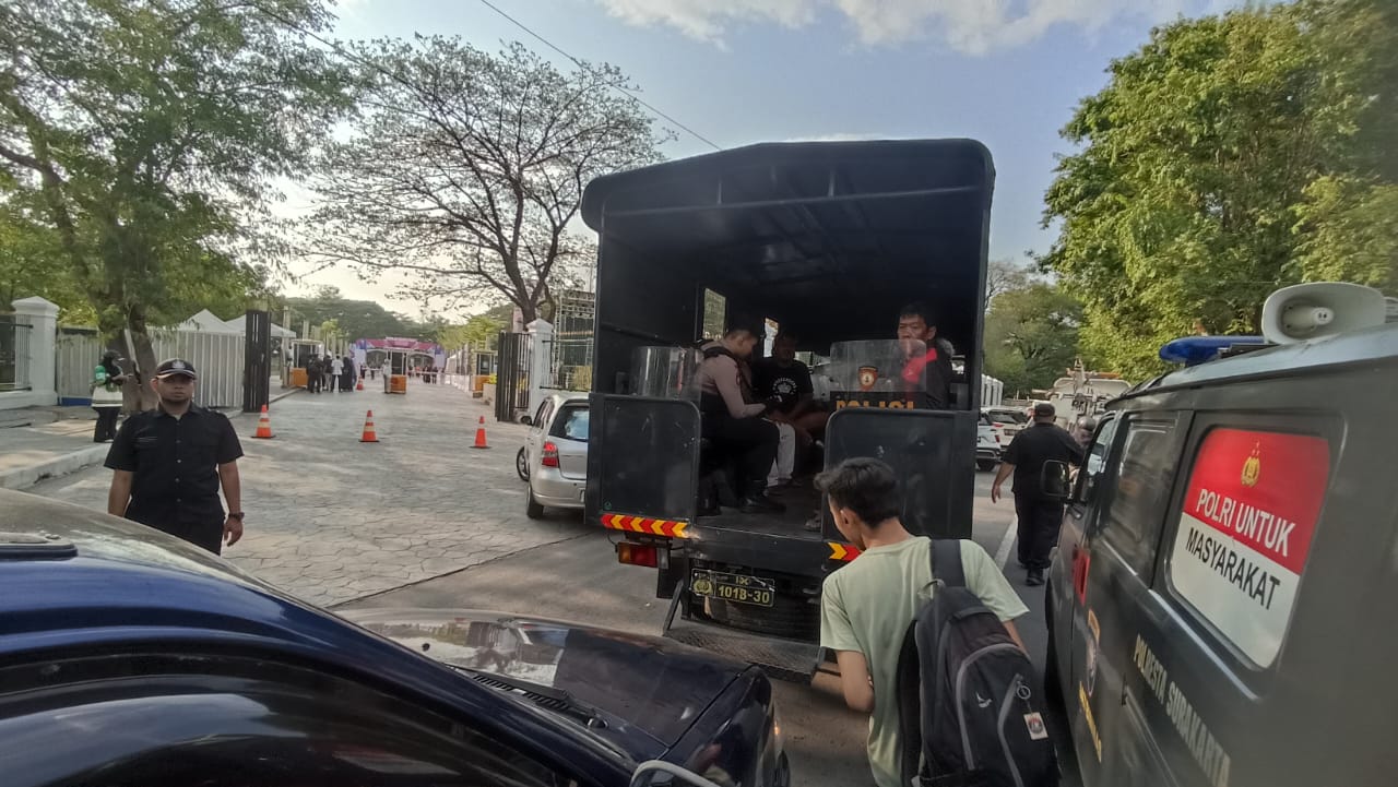 Personel gabungan gelar razia jukir liar di kawasan Taman Balekambang Solo, Sabtu (27/9/2025).