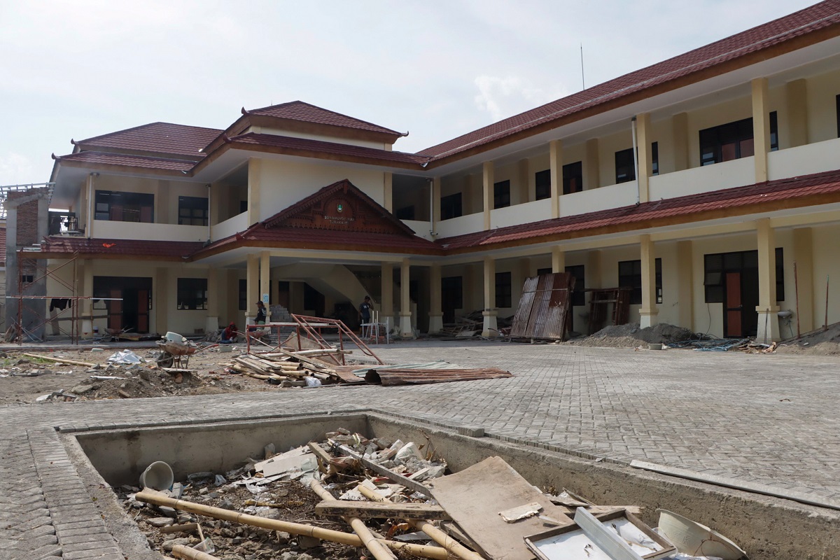 Rehabilitasi gedung SD Madyotaman Solo dinilai lambat. Serupa ditemukan di tiga sekolah lainnya.