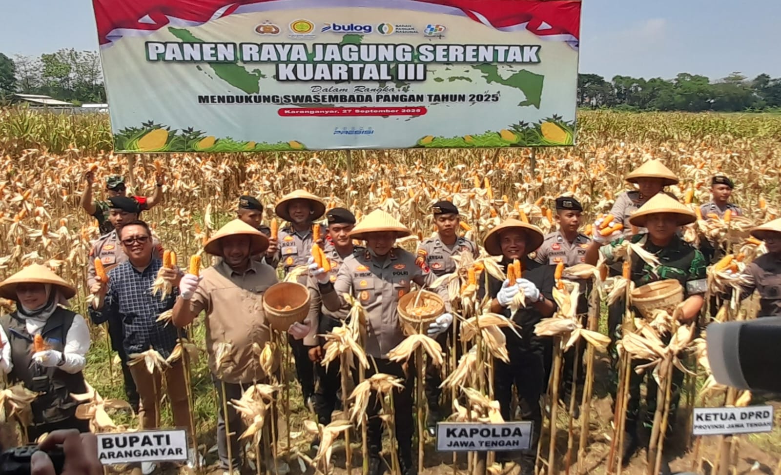 Ketua DPRD Jateng Sumanto (dua dari kanan) hadiri Panen Raya Jagung Serentak Kuartal III Tahun 2025 di Desa Ngijo, Tasikmadu, Karanganyar, Sabtu (27/9/2025).