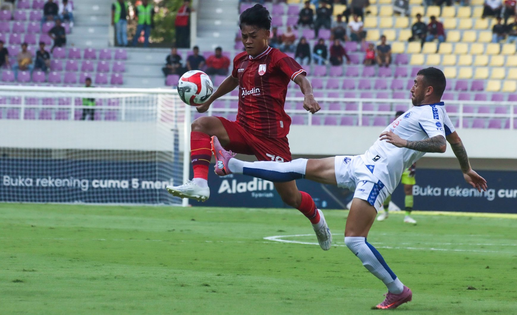 BERAKHIR KECEWA: Gelandang Persis Solo Zanadin Fariz saat melawan Arema FC di Stadion Manahan, Minggu (28/9).  &nbsp;
