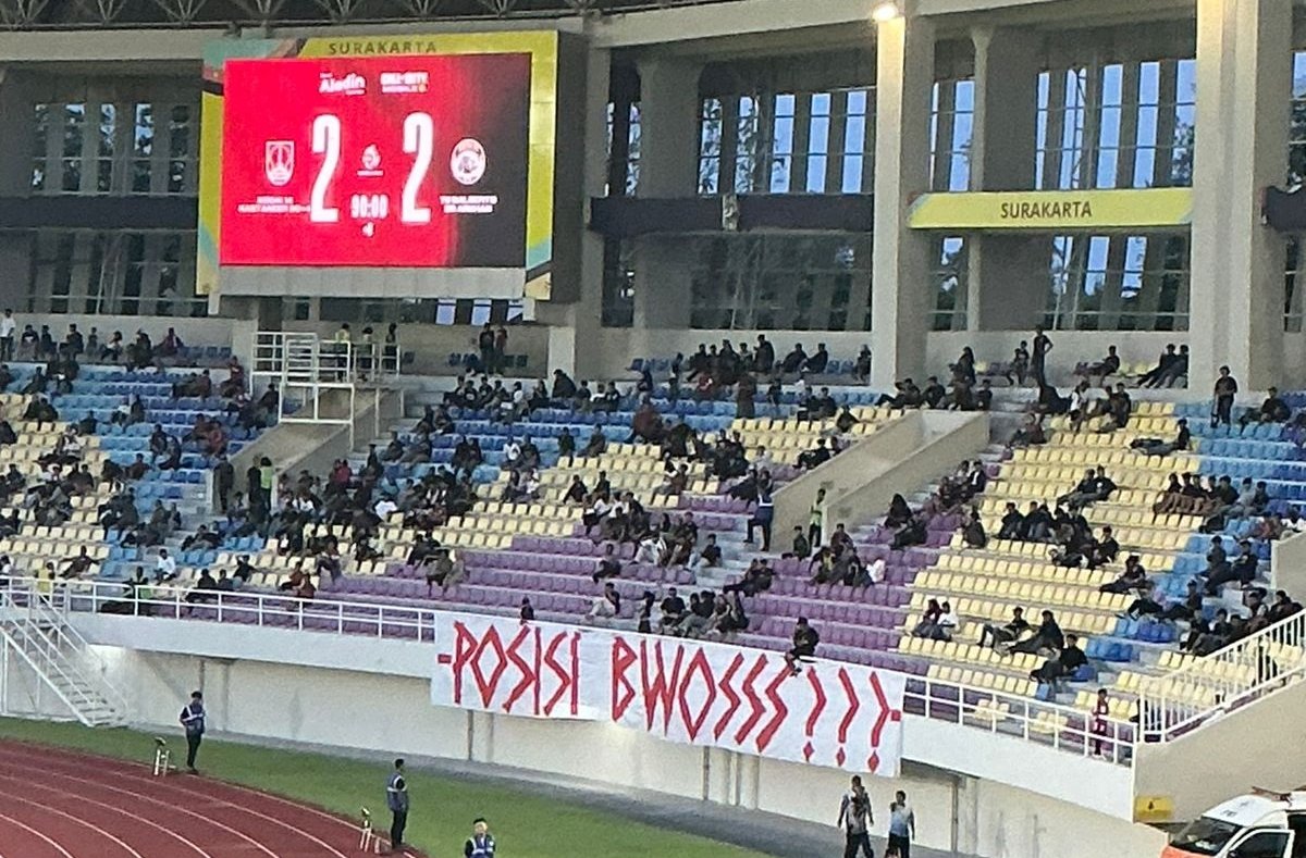KRITIK PEDAS: Banner besar yang dipajang oleh Ultras 1923 saat laga Persis Solo melawan Arema FC di Stadion Manahan (28/9).