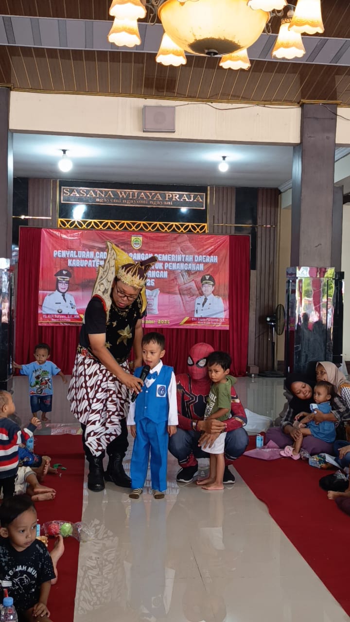 Gatotkaca dan Spiderman mendongeng di pendapa Kecamatan Sukoharjo, Senin (29/9).
