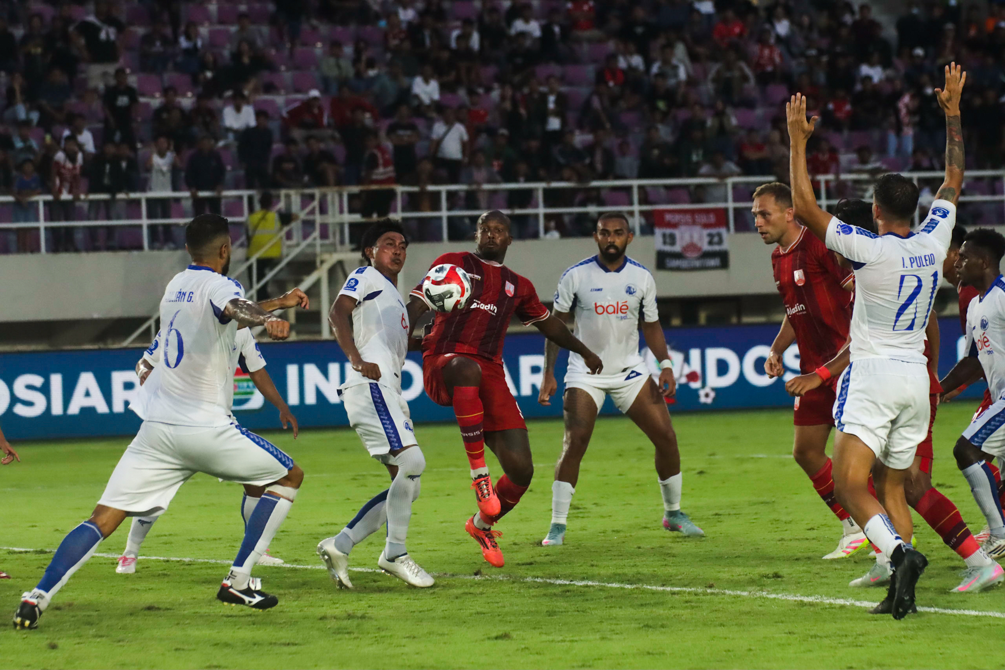 PENYELAMAT MUKA: Bomber asing Persis Solo Gervane Kastaneer (kiri) dibayangi bek Arema FC dalam lanjutan Liga Super di Stadion Manahan, Minggu sore (28/9).