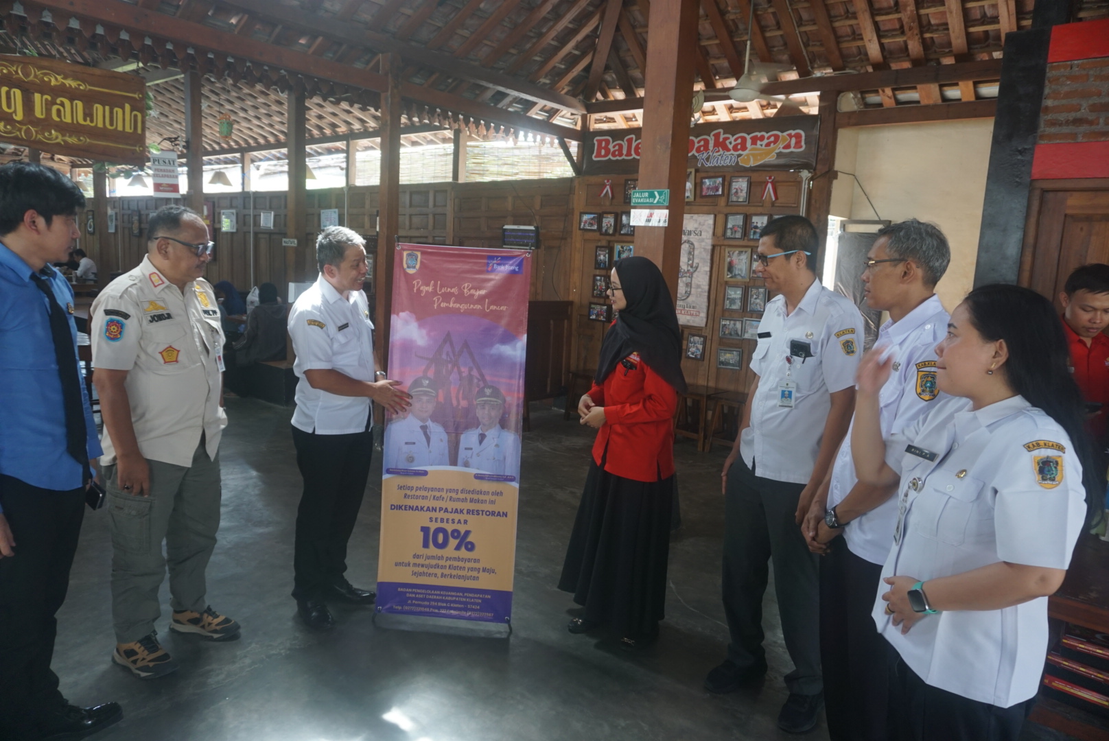 Tim Optimalisasi PAD yang dipimpin Kepala BPKPAD Klaten Fadzar Indriawan (dua dari kiri) saat melakukan sosialisasi terkait PBJT Makanan dan Minuman. (Angga Purenda/Radar Solo)