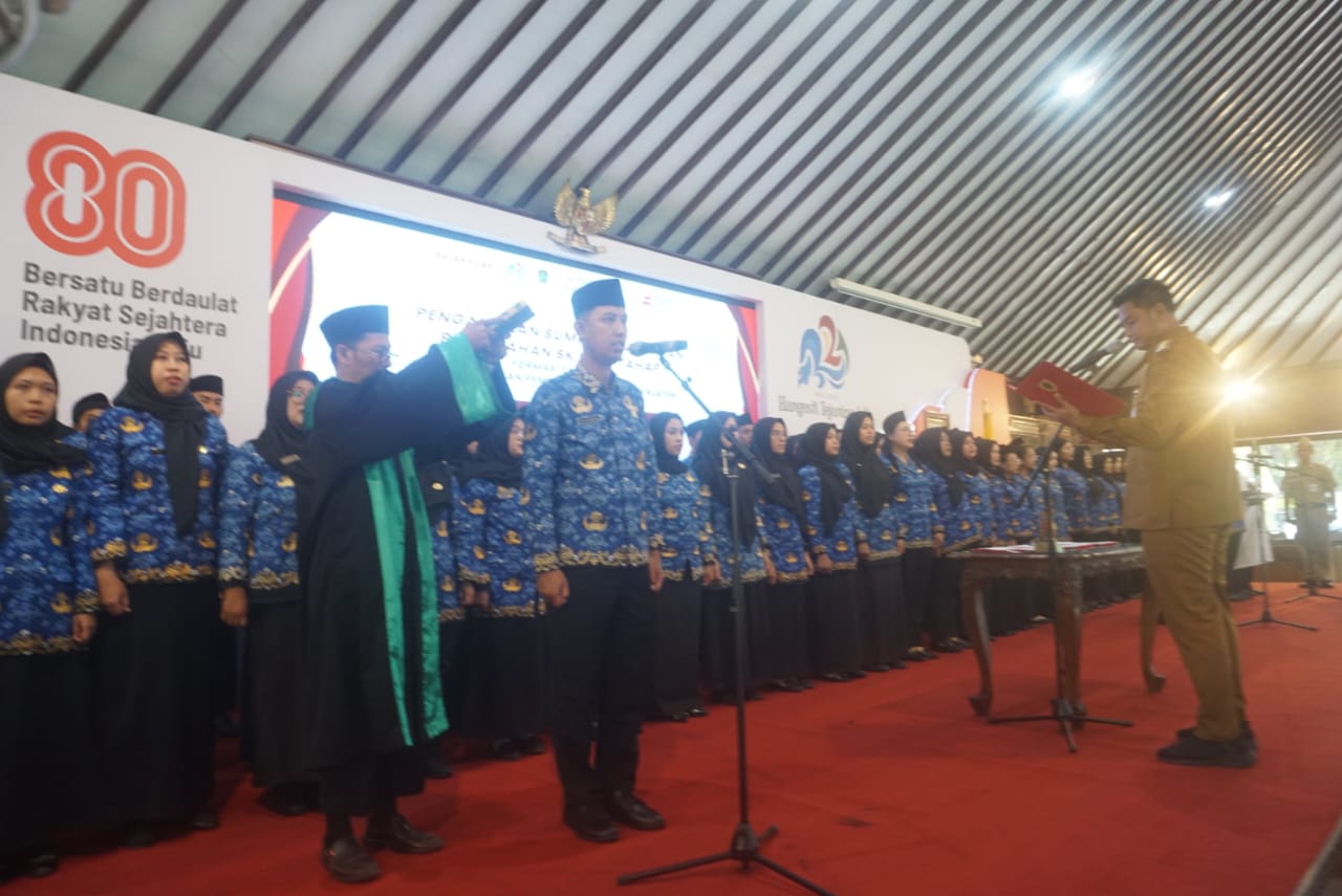 Bupati Klaten Hamenang Wajar Ismoyo saat melantik 96 PPPK Tahap II Formasi Tahun 2024 di Pendapa Pemkab Klaten