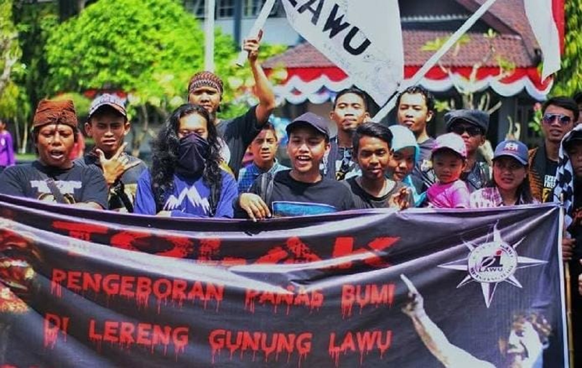 Aktivis Jagalawu saat menggelar aksi penolakan pembangunan geothermal di Gunung Lawu pada 2024 lalu. (Rudi Hartono/Radar Solo)