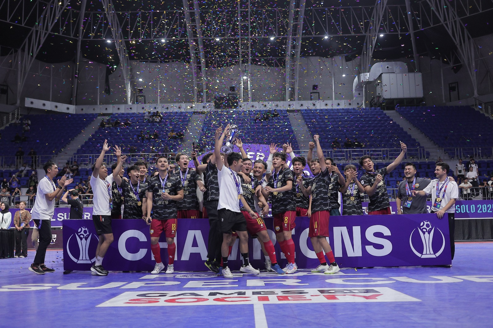EUFORIA: Cosmo JNE menjadi juara Super Cup 2025 di GOR Indoor Manahan, Minggu (28/9) malam.