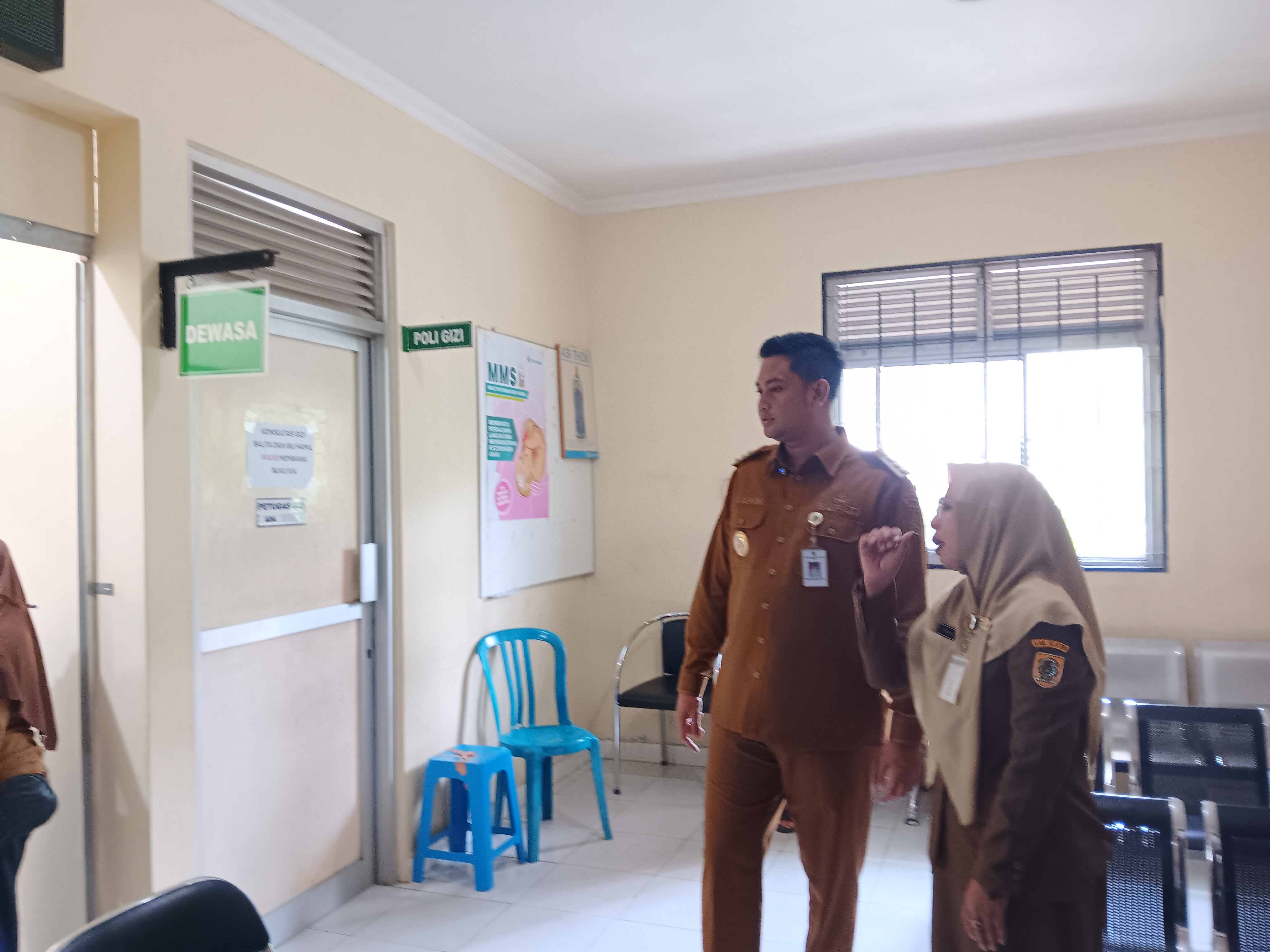 Bupati Klaten Hamenang Wajar Ismoyo saat melakukan sidak di Puskesmas Bayat, Selasa (30/9/2025). (Angga Purenda/Radar Solo)