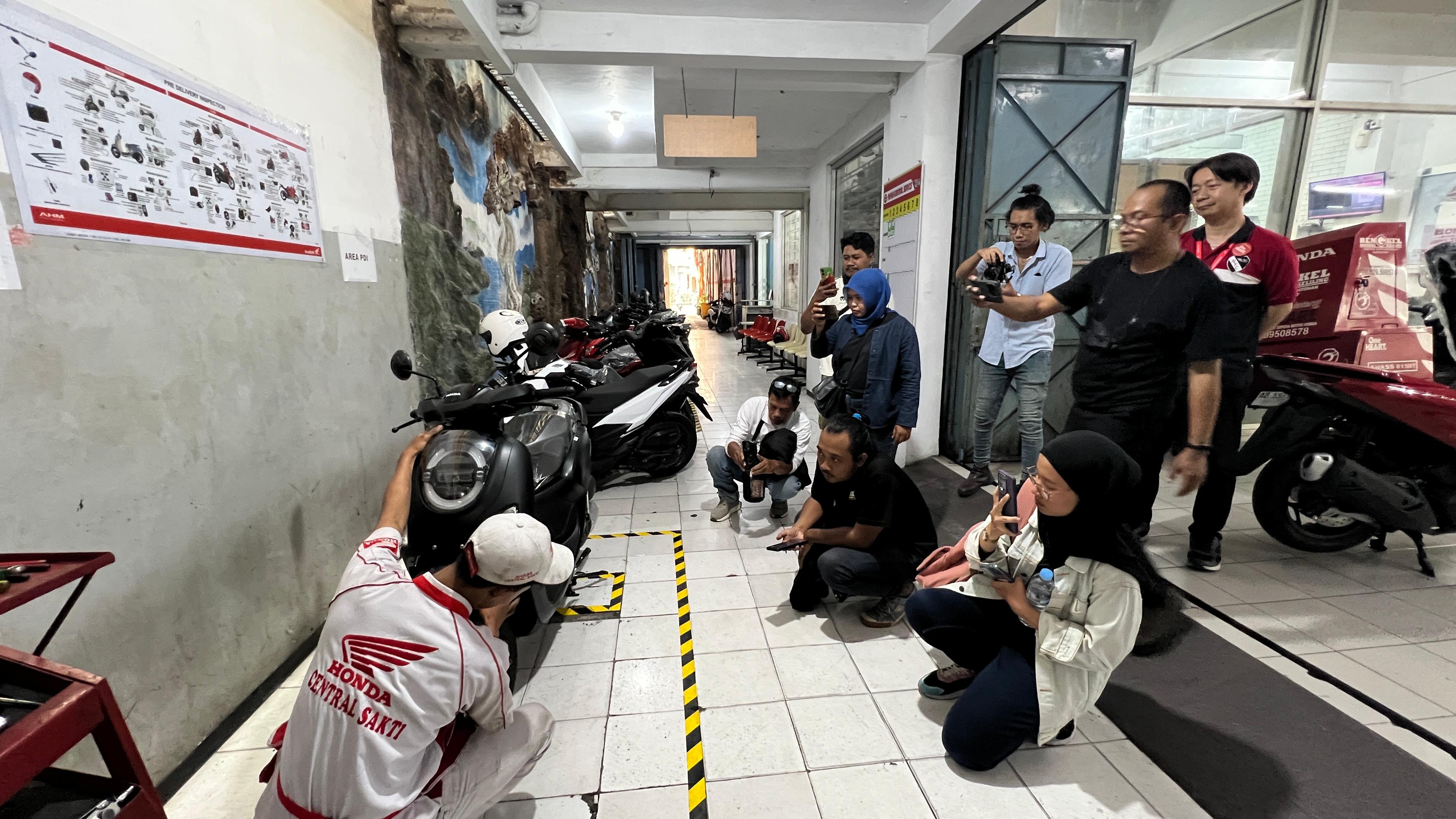 Sejumlah awak media ketika menyaksikan langsung proses Pre Delivery Inspection atau PDI di dealer Central Sakti Kratonan.