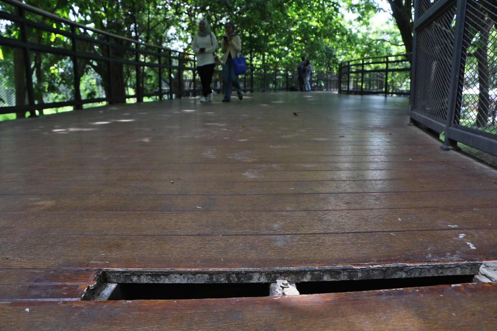 MIRIS: Kondisi ubin jembatan di Taman Balekambang Solo retak dan terlepas.