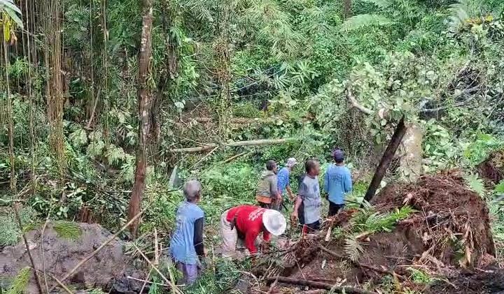 Tebing longsor di Desa Bandardawung, Kecamatan Tawangmangu, Karanganyar ambrol, Selasa (30/9/2025) pagi. (Rudi Hartono/Radar Solo)