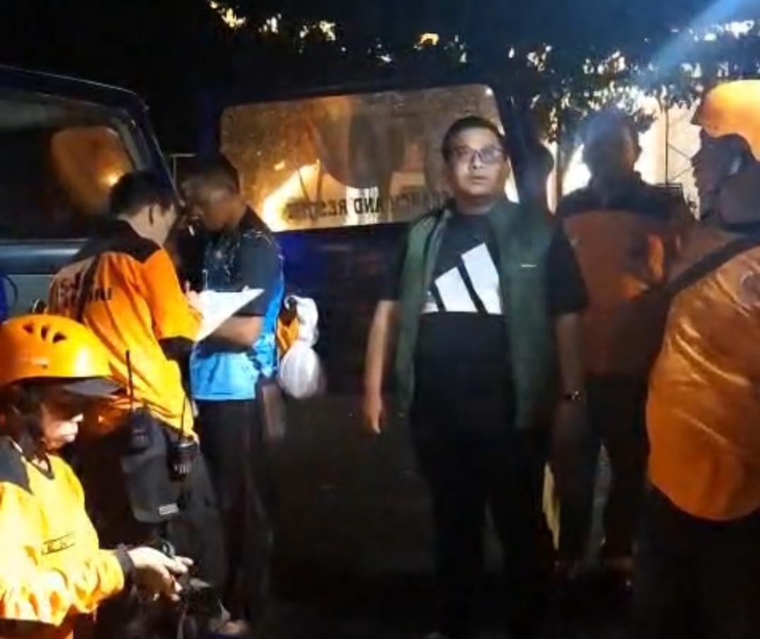 Wabup Wonogiri Imron Rizkyarno mengecek dampak angin puting beliung di wilayah Kelurahan Wonokarto Kecamatan Wonogiri Kota, Selasa (30/9/2025) malam.