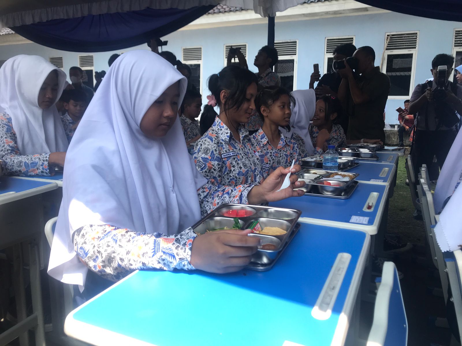 Pelajar di Boyolali bersantap dengan menu MBG.