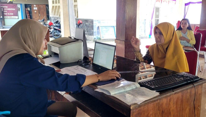 Rubiyati manfaatkan layanan administrasi JKN di BPJS Keliling di Kecamatan Klego, Boyolali.